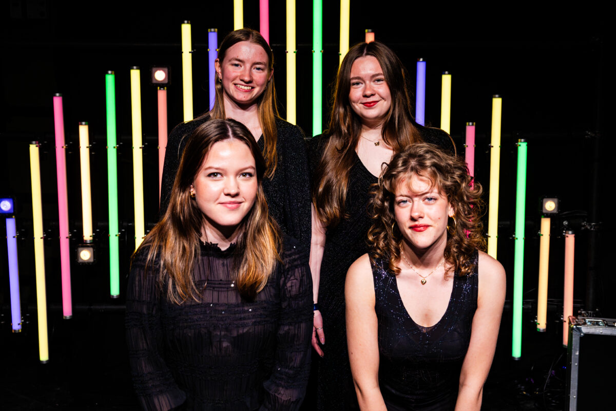 Backstagebilde av en artistgruppe med fire jenter