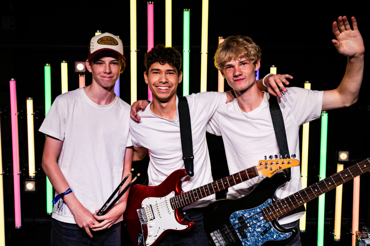 Backstagebilde med tre gutter som spiller i band